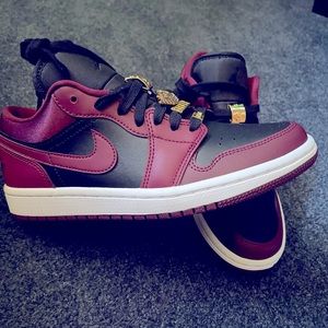 Jordan 1 Low Dark Beetroot Black (W)